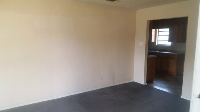 Building Photo - 701 Lilly Cir