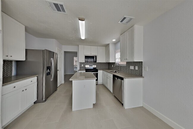 Building Photo - 18819 Sandia Pines Dr
