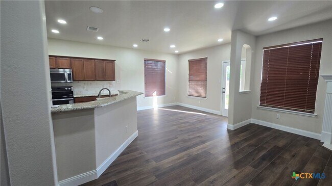 Foto del edificio - 235 Lottie Ln