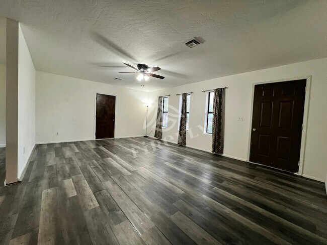 Building Photo - 410 S El Cajon Cir