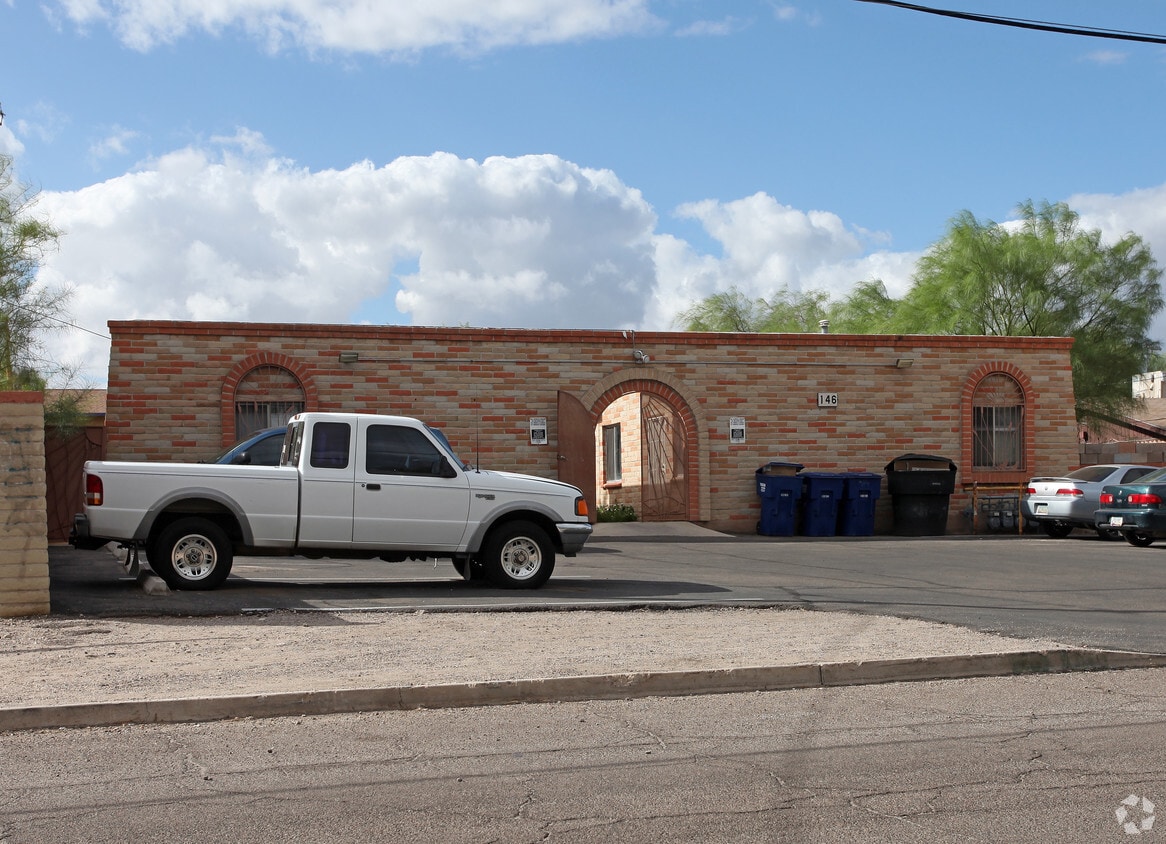 Primary Photo - 146 E Kelso St