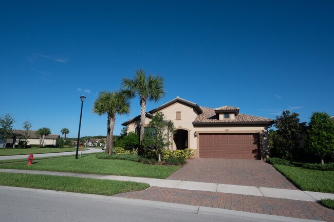 Corner lot - 239 SE Courances Dr House