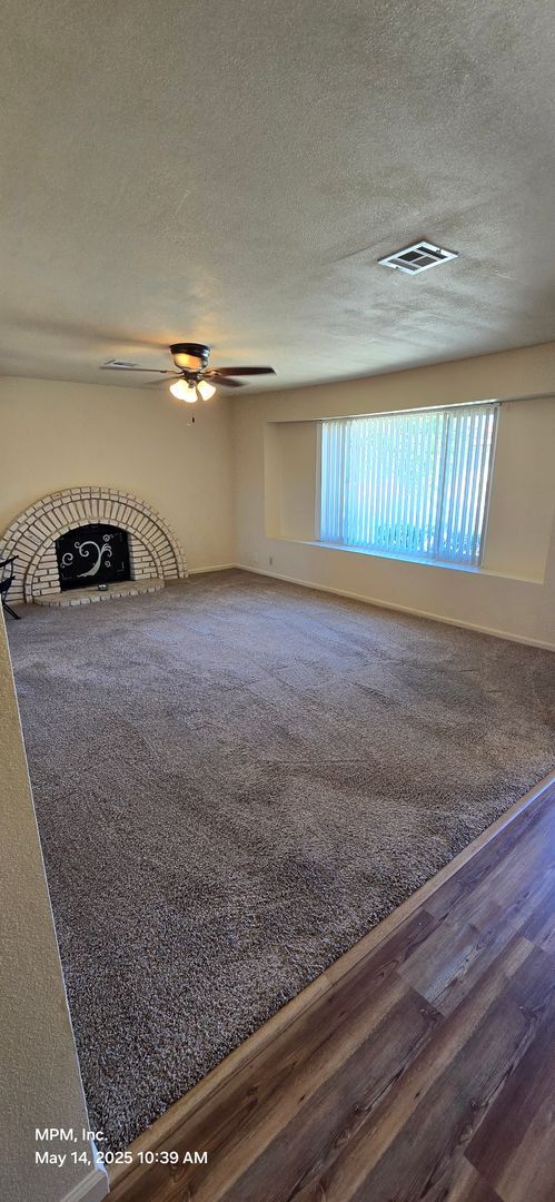 Foto del edificio - 4 Bedroom 2 bath home with 2 car garage, y...