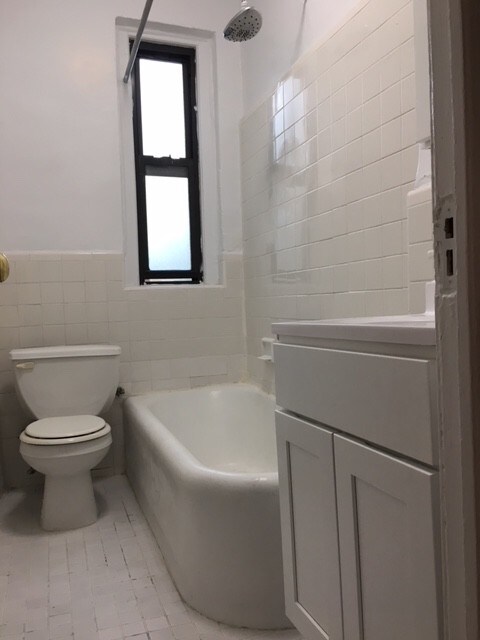 Building Photo - 708 W 171st St