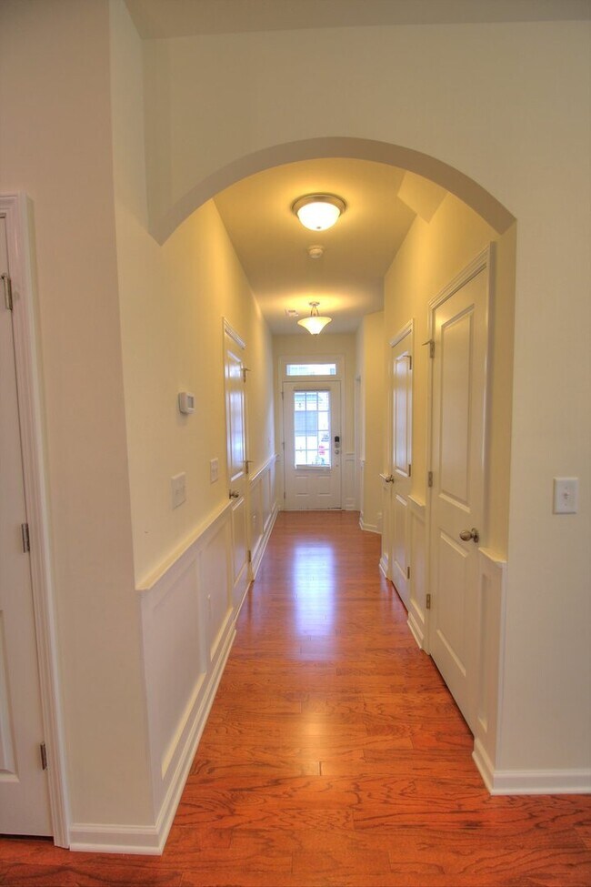 Foto del edificio - Gorgeous 3 Bedroom/ 2.5 Townhome with Garage!