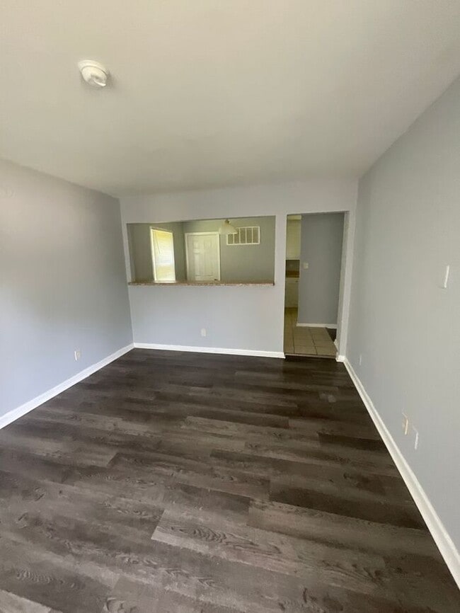 Building Photo - 3 bedrooms one bath apartment located in the Highlands, section of Portsmouth