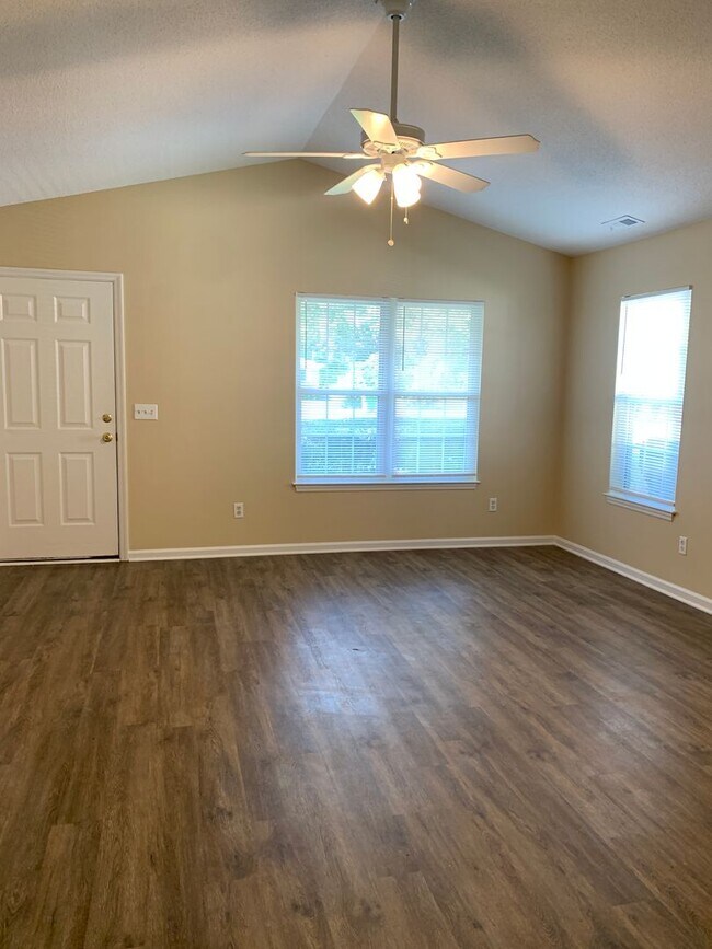 Foto del edificio - 3 Bedroom 2 Bath One Story House on Charte...