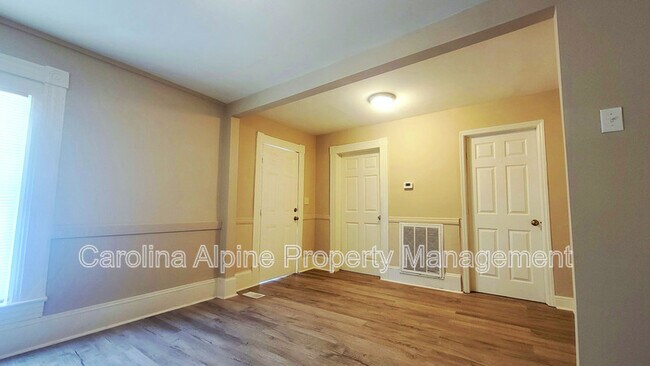 Building Photo - 521 Cable St