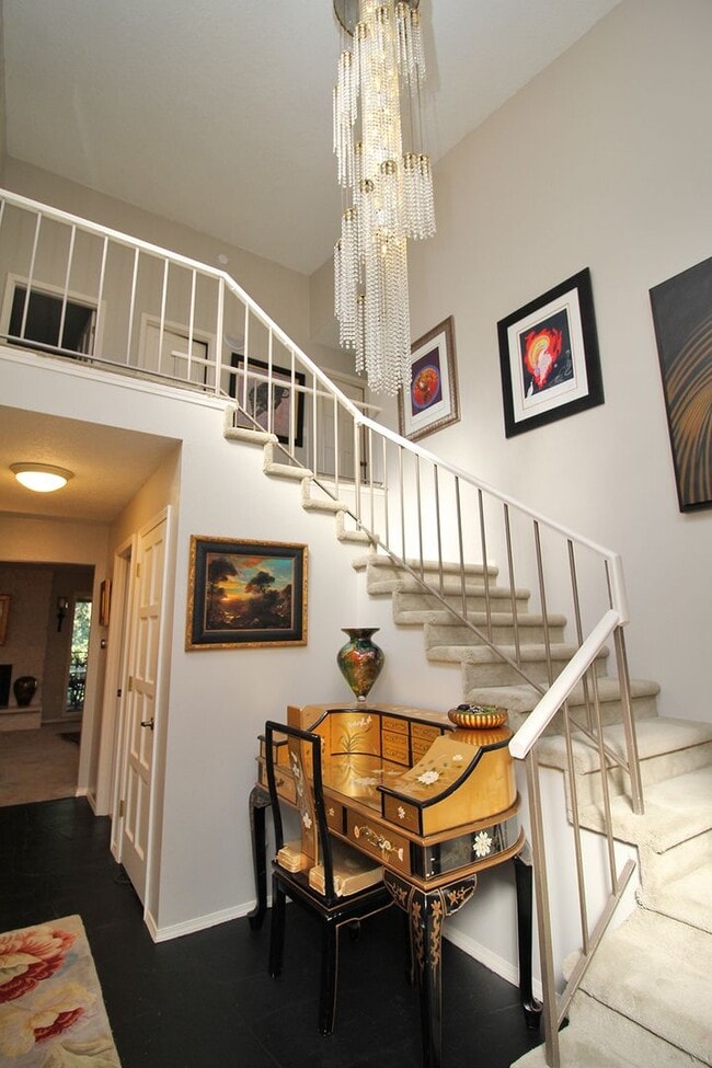 Building Photo - Stunning FULLY FURNISHED home located in t...