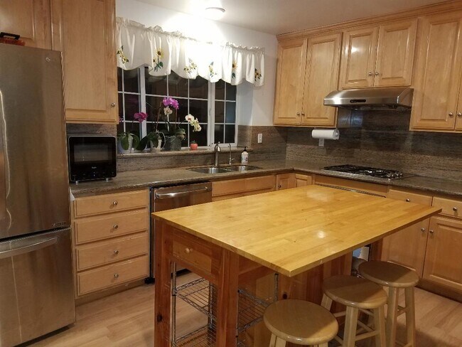 Building Photo - 374 Clarence Ave