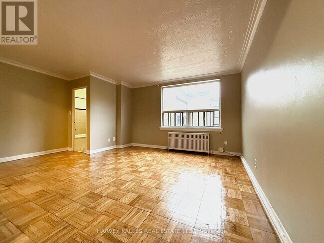 Photo du bâtiment - 1490 Eglinton Ave W