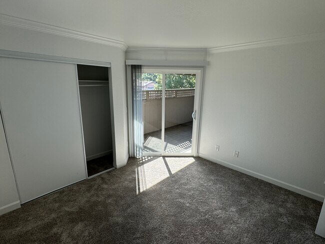Building Photo - Oak Tree Apartments