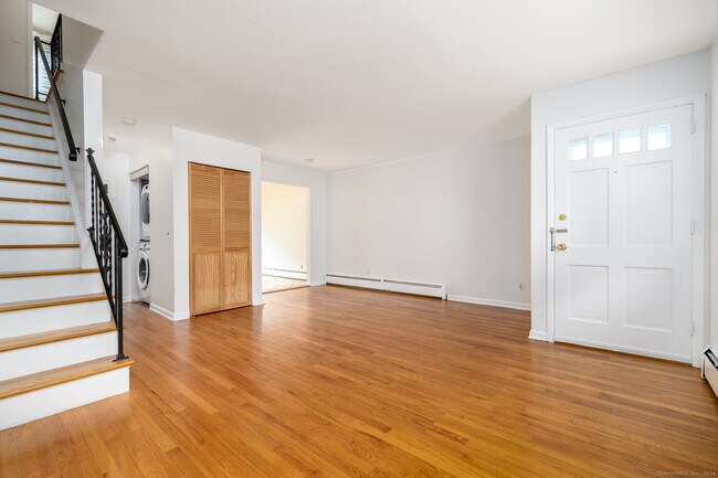 Foto del edificio - 77 Webb Ave