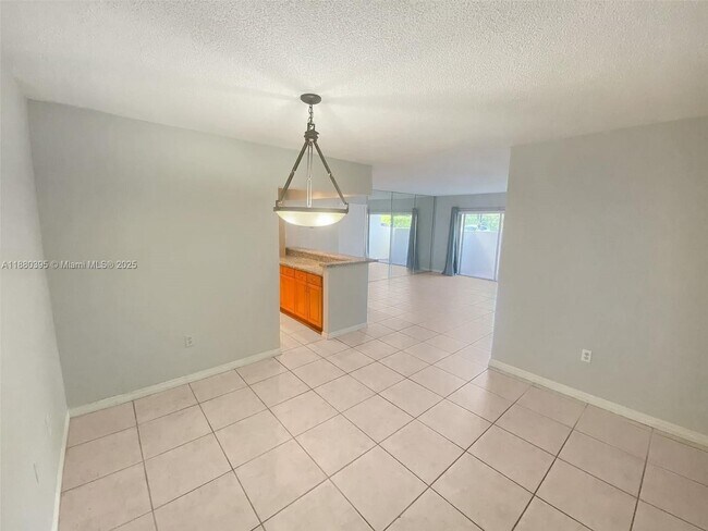 Building Photo - 6886 N Kendall Dr
