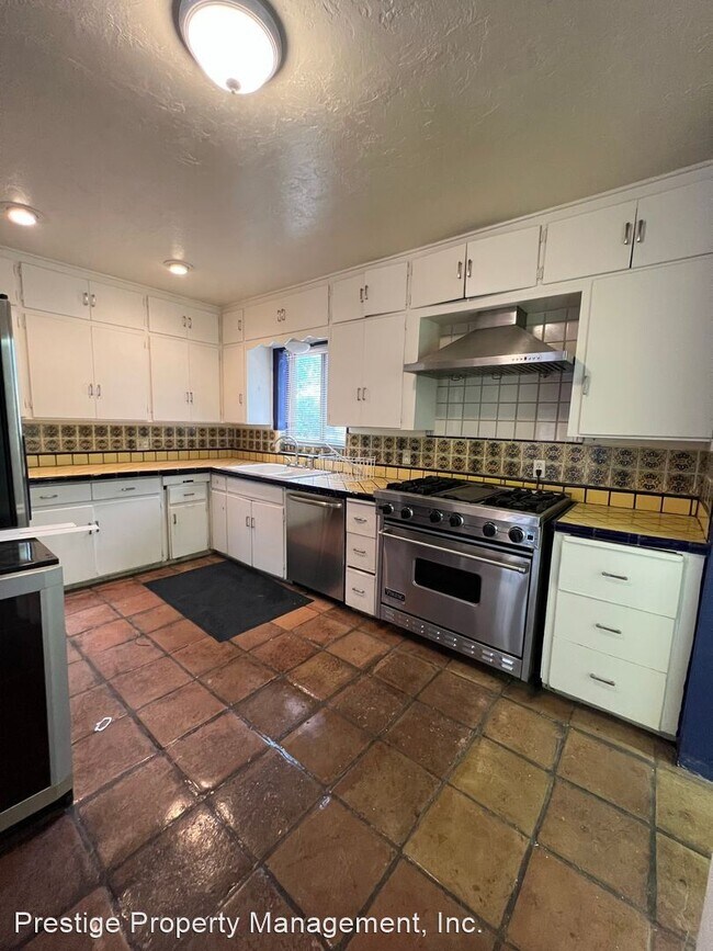 4 br, 2 bath House - 2945 E 1st - 4