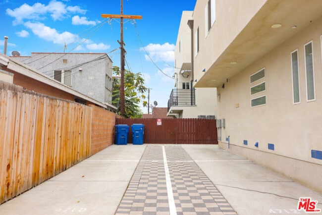 Building Photo - 4710 W Maplewood Ave