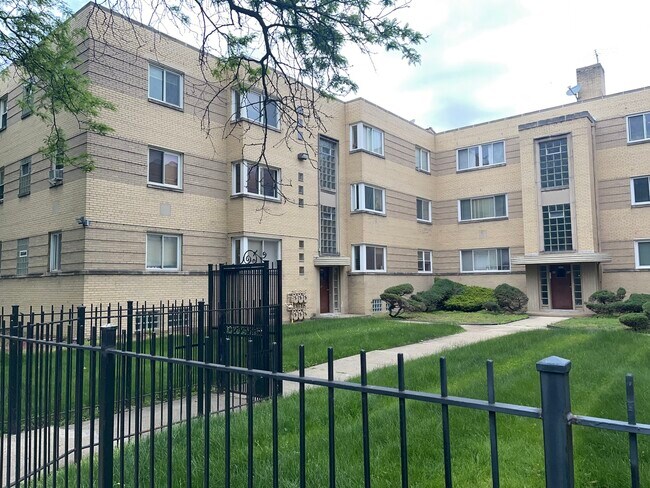 Building Photo - 2040 E 72nd Pl