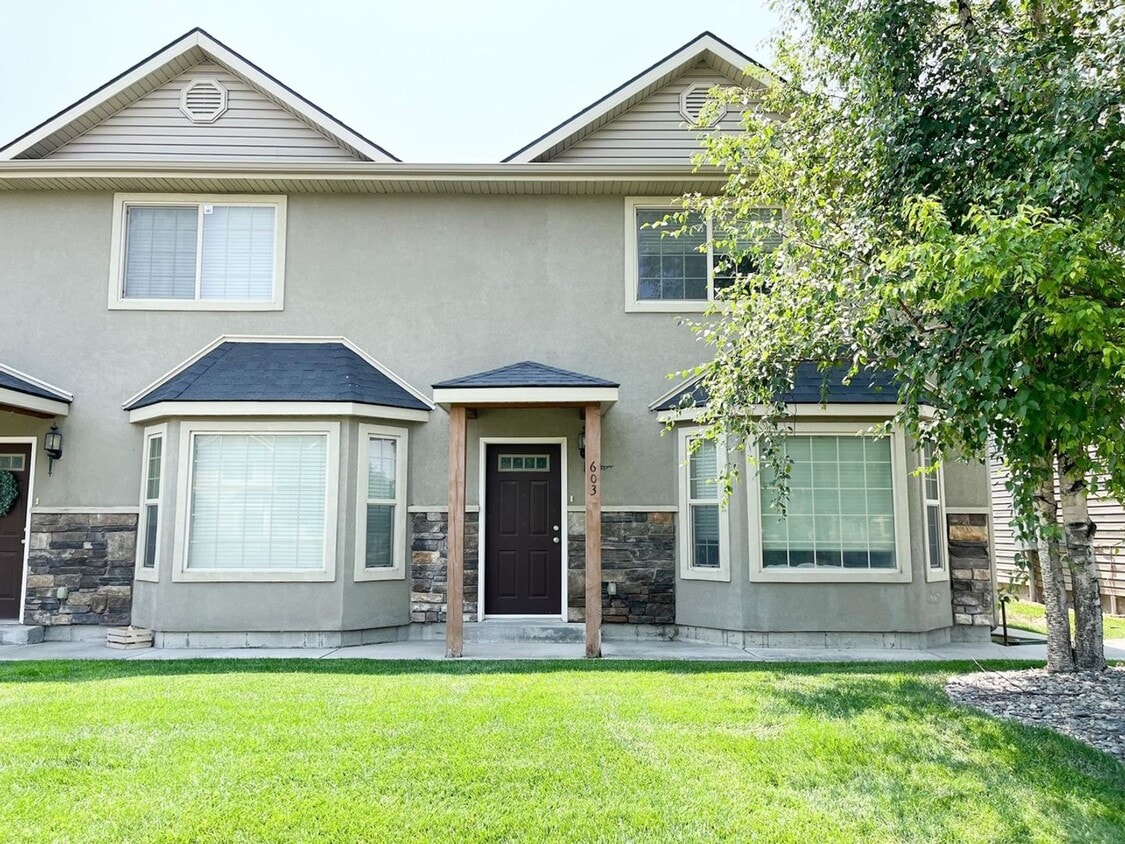 Primary Photo - 2 Bed 1.5 Bath Townhome with 2 stall carport