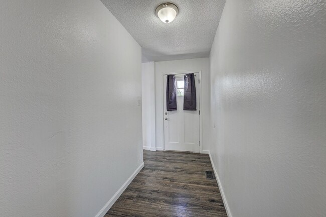 Foto del edificio - $2,900.00, 5 bed, 3 bath in Denver with Fi...