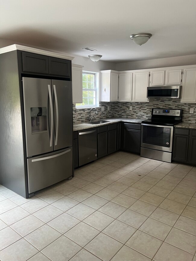 Large spacious kitchen - 355 Capetowne Rd