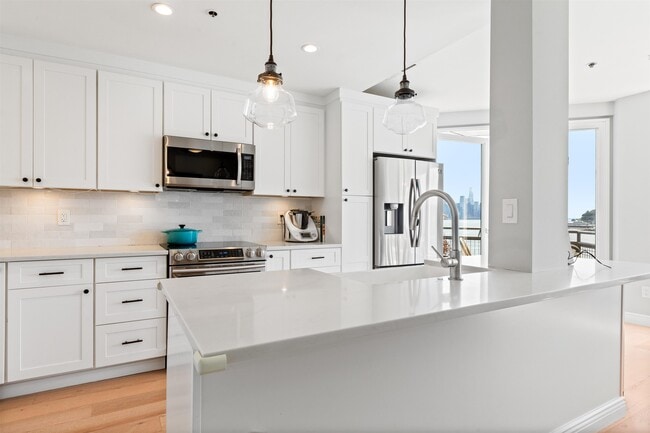 Foto del edificio - 600 Harbor Blvd