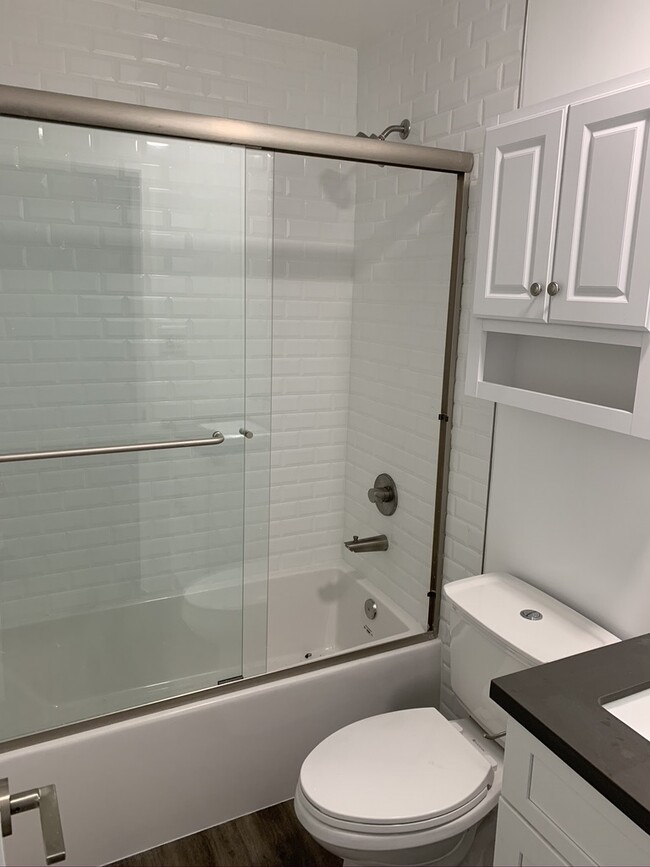 Clean bathroom with shower/bath - 1527 Granville Ave