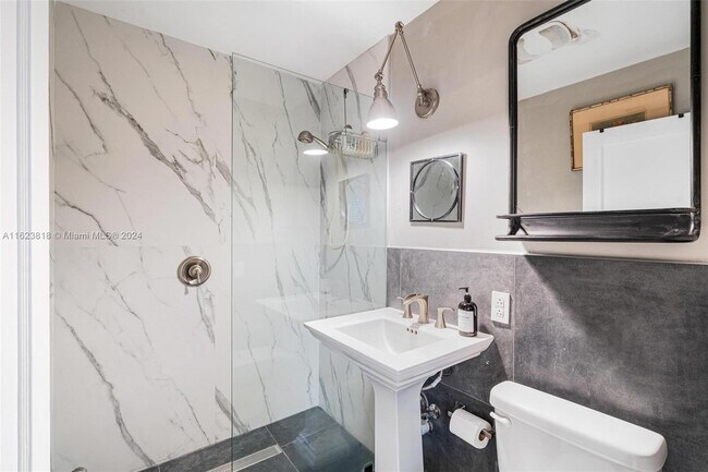 Foto del edificio - 935 NE 72nd St