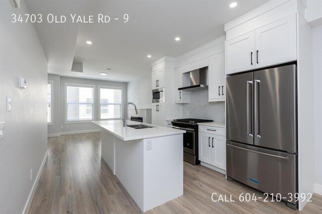 Building Photo - Townhouse Near Rec Centre