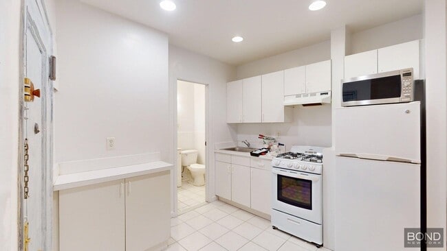 Building Photo - 224 E 81st St