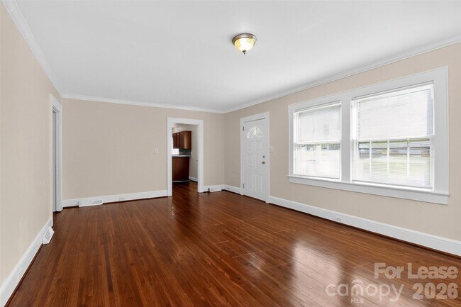 Foto del edificio - 4812 E W.T. Harris Blvd