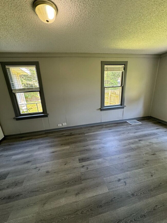 Building Photo - 1116 Inwood Dr