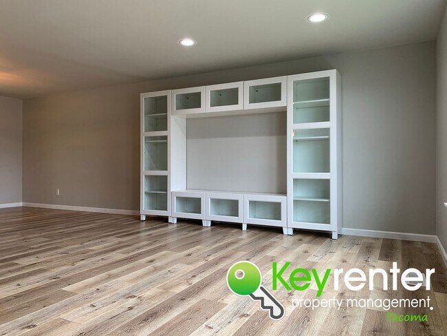 Building Photo - Newly Remodeled Centrally Located House!