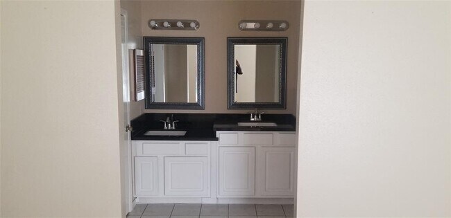 Building Photo - 9635 Riverside Lodge Dr