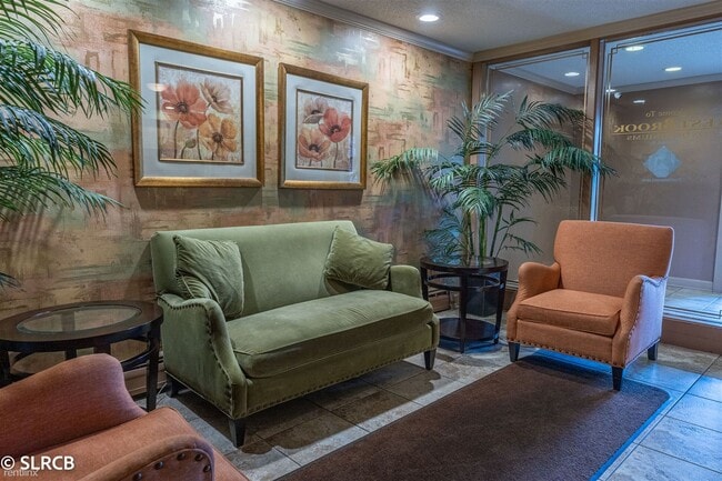 Building Photo - 1 br, 1 bath Condo - 1919 S Wolf Rd Apt 409