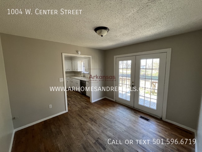 Building Photo - 1004 W Center St