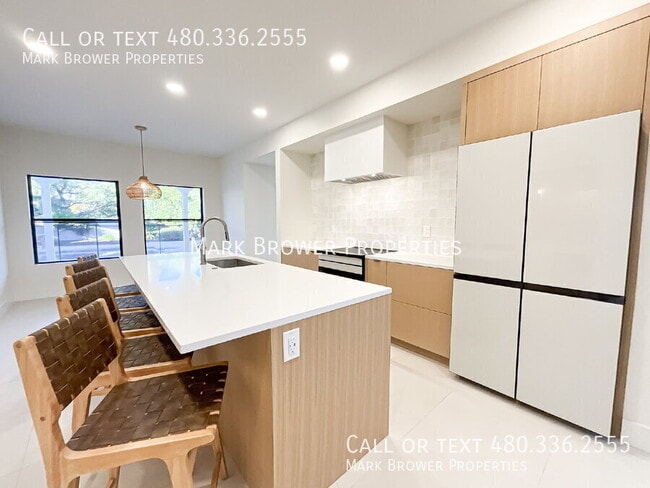 Building Photo - 228 W Royal Palm Rd