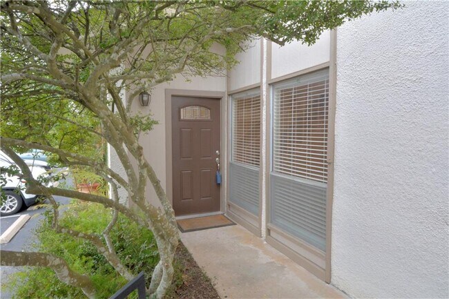 Building Photo - 6910 Hart Ln