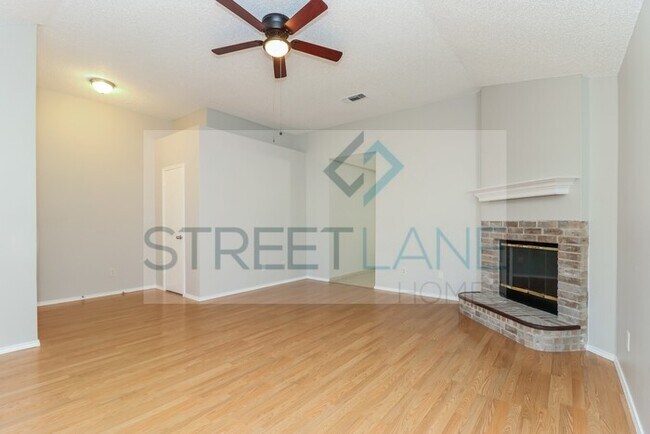 Foto del edificio - REDUCED! - Now offering $300 off first ful...