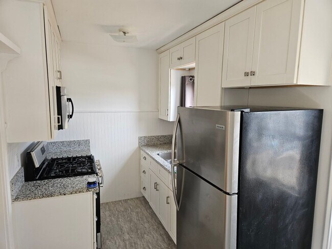 Foto del edificio - 2 Bedroom - 1 Bathroom home in Bay Park