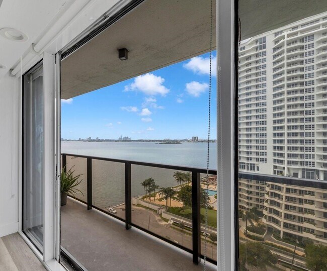 Foto del edificio - 600 NE 36th St