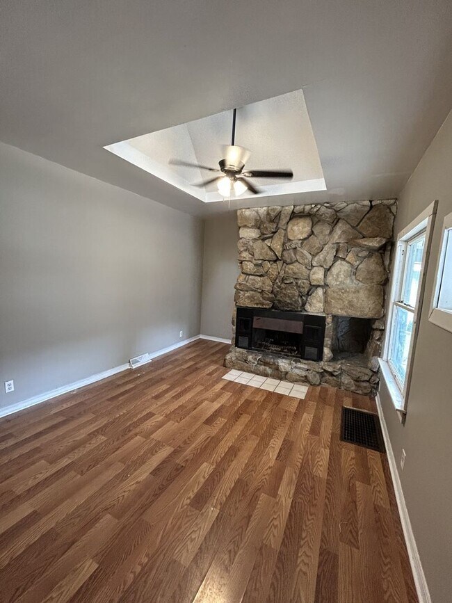 Foto del edificio - COMING SOON! Completely Remodeled 3 BR / 1 BA Single Family Home w/Huge Back Yard