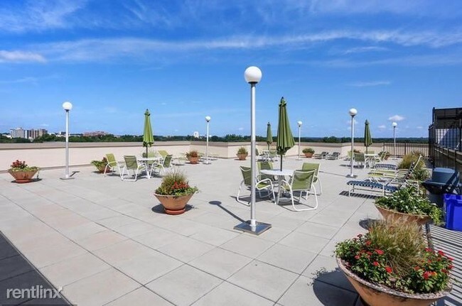 Foto del edificio - Studio, 1 bath  - 4242 East West Hwy Apt 904