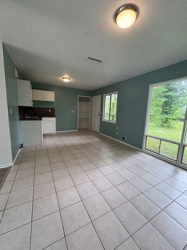 Foto del edificio - Amazing 3 bedroom/1 bath home with huge kitchen & Central Air/heat