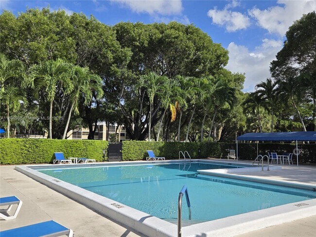 Foto del edificio - 16251 Golf Club Rd