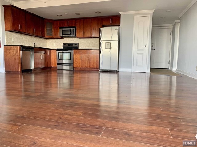 Primary Photo - 60 Parkway Dr East, Unit 7L
