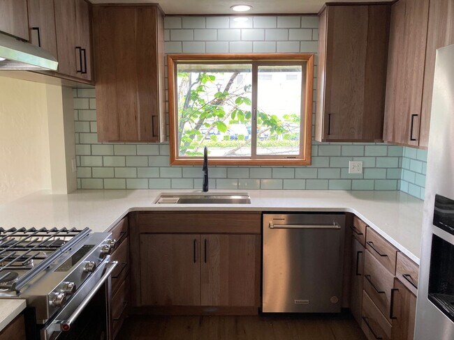 Foto del edificio - STATUS: AVAILABLE- | R274B | $2195