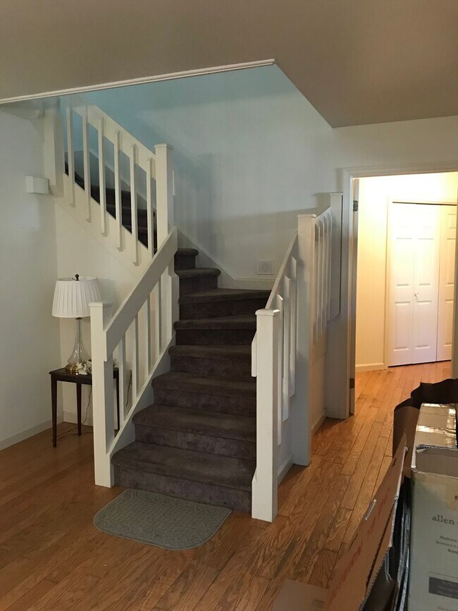 Foto del edificio - 3 bed / 2.5 bath Townhome in Popular Commu...