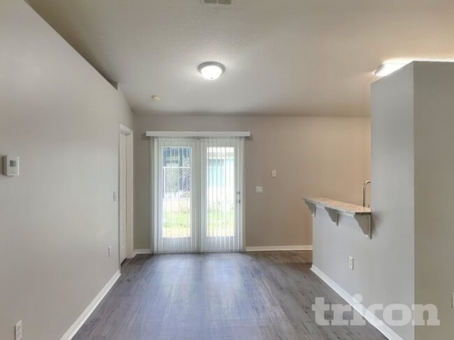 Building Photo - 1090 3rd Ave