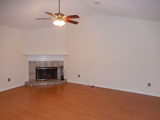 Building Photo - FABULOUS 3/2 w/ Huge Fenced Yard, Garage, ...