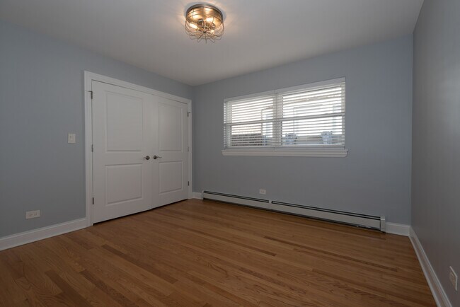 Building Photo - 5719 N Fairfield Ave
